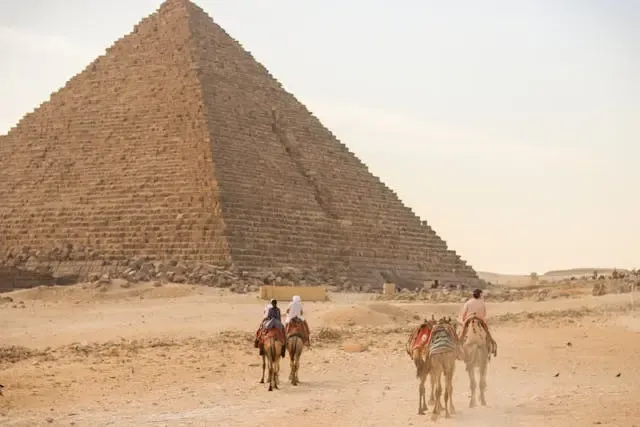 Excursión Privada de Medio Día a las Pirámides de Giza con un paseo en camello
